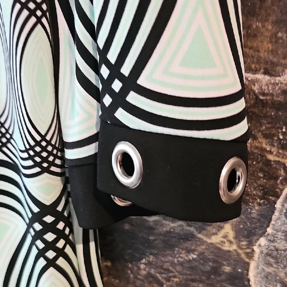 JM Collection Black and White Graphic Tunic Blouse - Picture 5 of 6